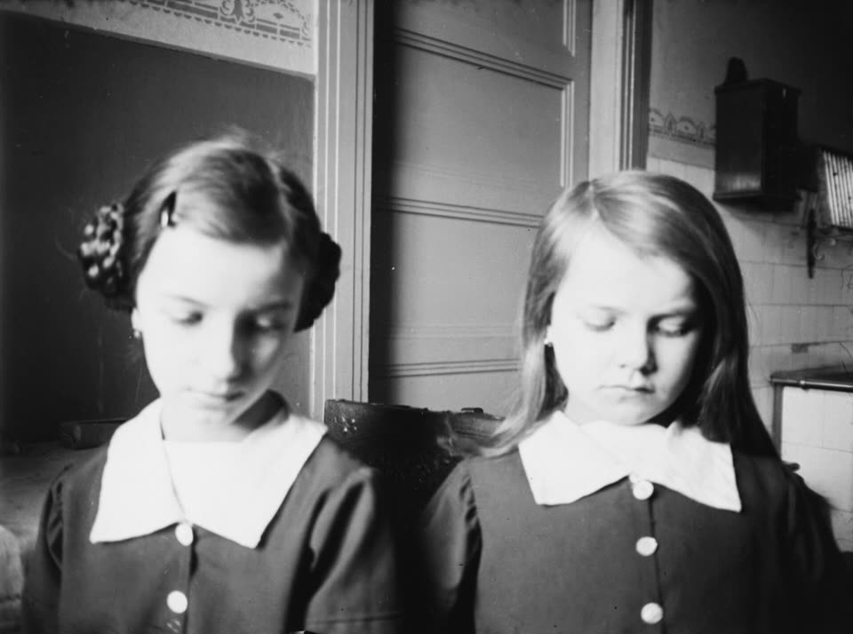 Две девочки на старой фотографии